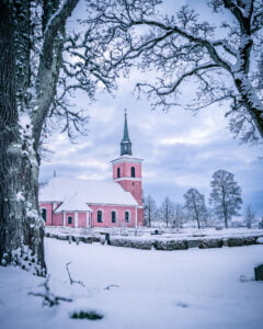Slaka kyrka inbäddad i snö