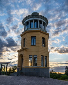 Utsiktstornet på kullen i trädgårdsföreningen linköping