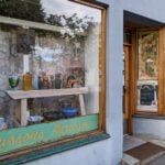 Skyltfönster till Gustavssons Kuriosa i Linköping med vintage keramik, vaser och glasföremål utställda bakom glaset