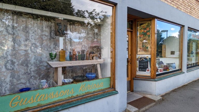 Skyltfönster till Gustavssons Kuriosa i Linköping med vintage keramik, vaser och glasföremål utställda bakom glaset