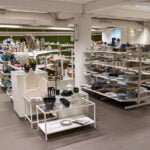 Avdelningen för glas, porslin och inredning i secondhandbutiken Myrorna i centrala Linköping med välsorterade hyllor