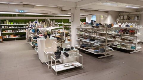 Avdelningen för glas, porslin och inredning i secondhandbutiken Myrorna i centrala Linköping med välsorterade hyllor