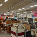 Interiör från Erikshjälpen Secondhand i Motala med möbler, tavlor och begagnade prylar utställda i den rymliga butikslokalen