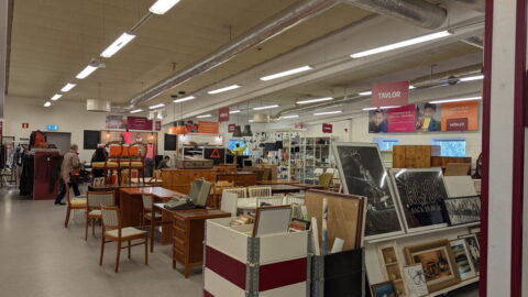 Interiör från Erikshjälpen Secondhand i Motala med möbler, tavlor och begagnade prylar utställda i den rymliga butikslokalen