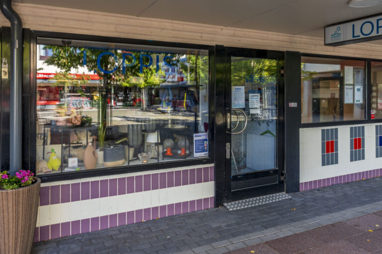 Exteriör av loppisbutiken Loppis vid Johannelund i Linköping, med lila kakelfront och skyltfönster fullt av begagnade prylar.