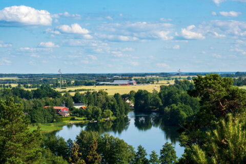 Utsikt från Juteberget över Göta kanal, Borensberg och den östgötska slätten mot Brunneby en sommardag