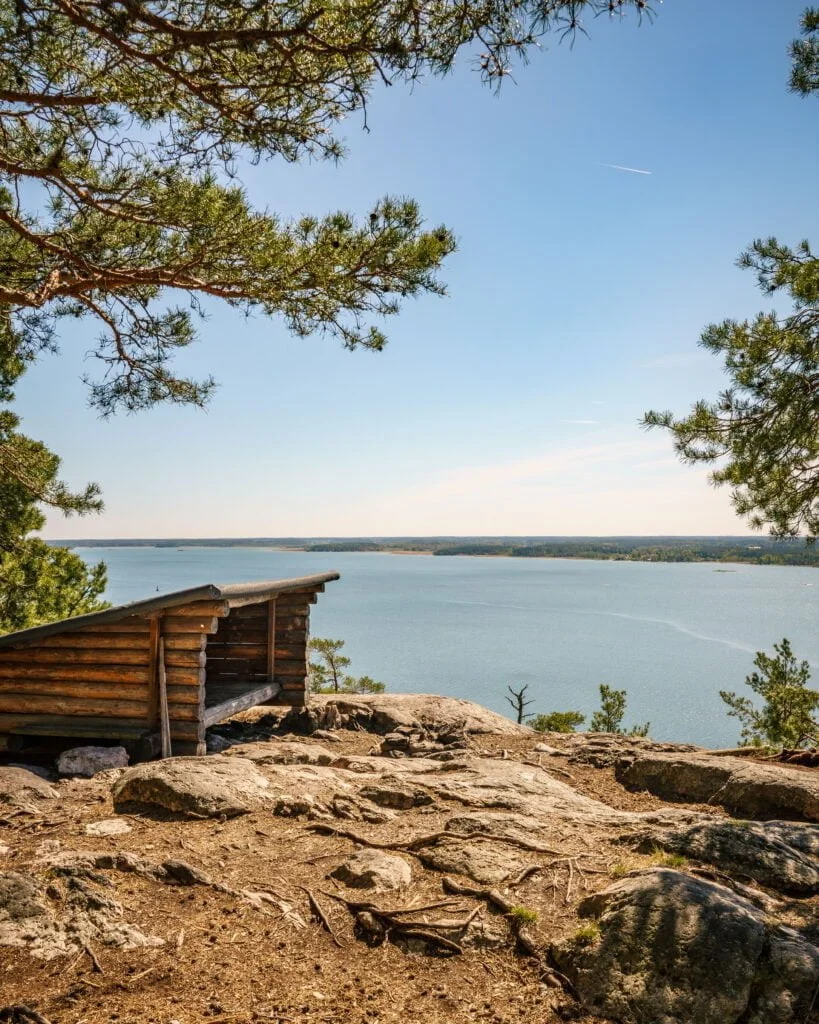 Vindskydd i timmer på klipphäll med panoramautsikt över Bråviken längs Marmorbruksleden i Kolmården, Östergötland