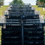 Borenshults slusstrappa vid Göta kanal i Motala, med flera slussportar i rad omgivna av gröna grässlänter en solig sommardag