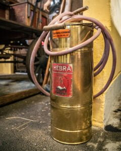 Antik brandsläckare i mässing av märket Hebra, märkt Hedemora kommun, utställd på Brandkårsmuseet i Simonstorp