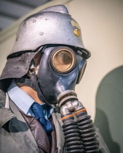 Historisk gasmask med hjälm och slang utställd på Brandkårsmuseet i Simonstorp, Norrköping