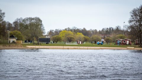 Bysjöbadets sandstand sett från vattnet
