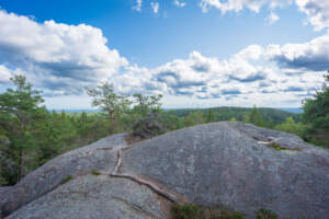 Utsikt från Björndalsbergets topp i Baljåsens naturreservat med slätslipade berghällar, tallar och vidsträckt skogslandskap i Dalsland