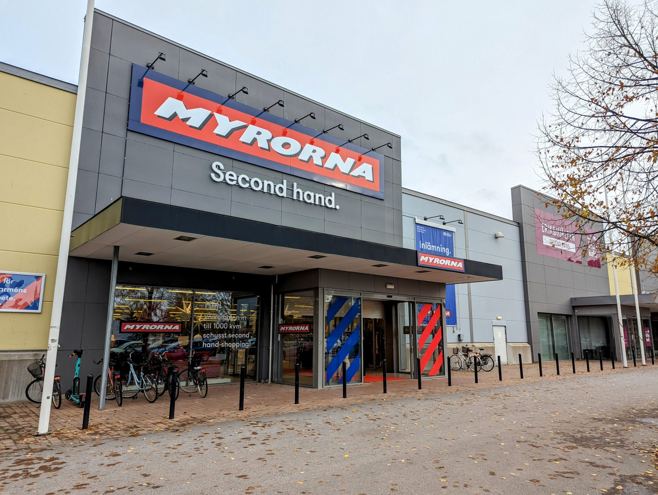 Entrén till Myrorna Second Hand i Tornby, Linköping, med stor skylt, cykelställ och höstlöv på marken.