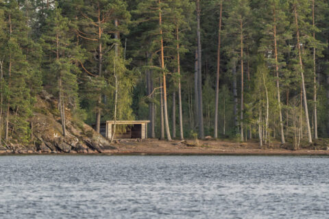Vindskydd vid Torpa Sand i Motala kommun, beläget vid sjökanten omgivet av tall- och björkskog på en klippig strandremsa.