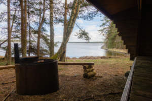 Grillplats och bänk vid vindskydd med utsikt över Bråviken, Yxnö naturreservat i Östergötland