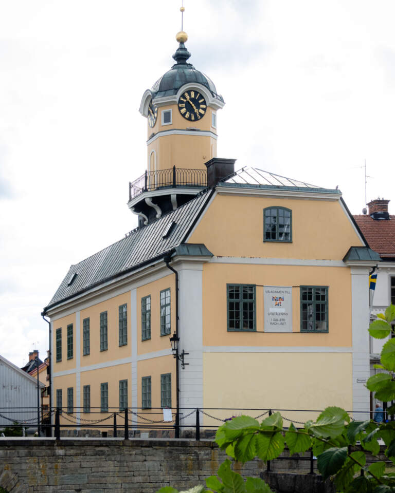 Söderköpings gulputsade rådhus från 1700-talet med klocktorn och kupol, med en banderoll för blandArt-utställningen på fasaden.