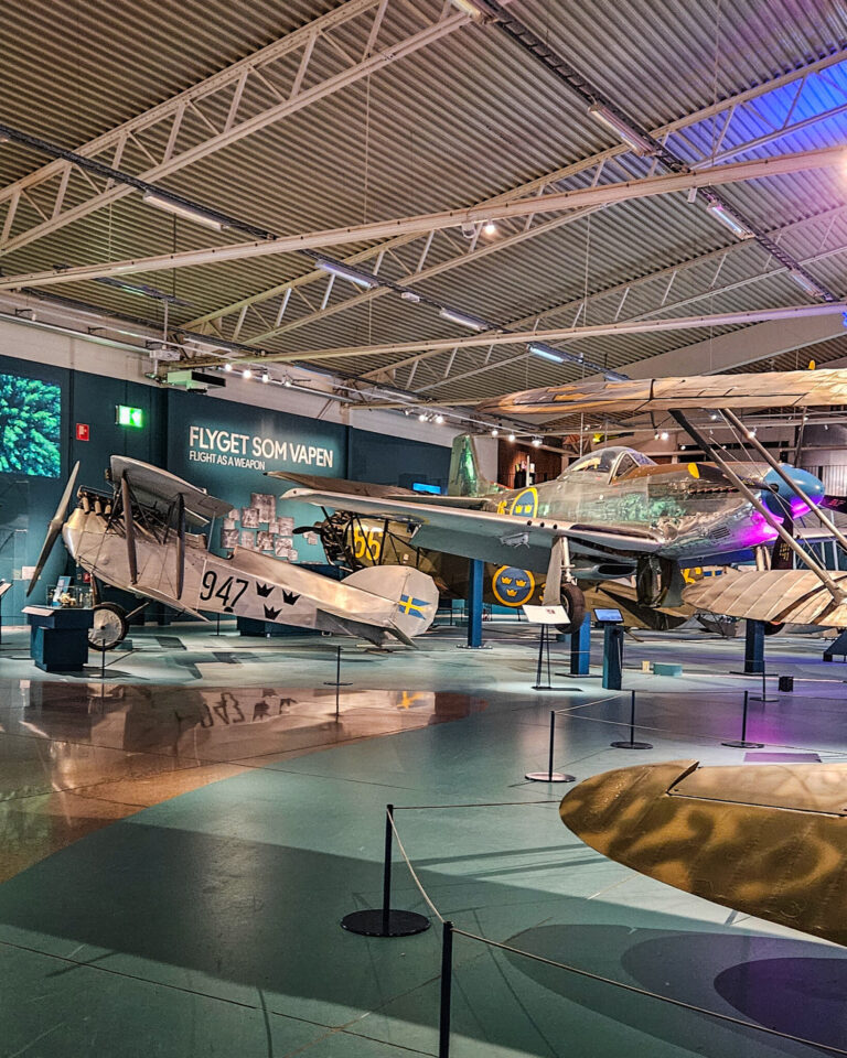 Utställningen "Flyget som vapen" på Flygvapenmuseum i Linköping med svenska militärflygplan, bland annat ett biplan märkt 947