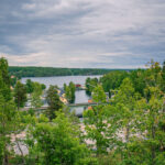 Utsikt från Ramslökedalens naturreservat över Håverud med akvedukten, kanalen och sjön Åklången i Dalsland