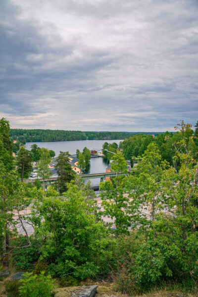 Utsikt från Ramslökedalens naturreservat över Håverud med akvedukten, kanalen och sjön Åklången i Dalsland