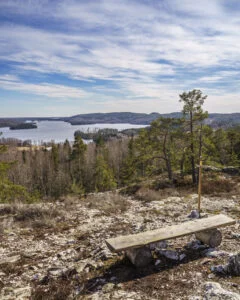 Rustik träbänk på Bläsens utsiktsplats med panoramavy över sjön Ärr och Dalslands skogslandskap nära Fröskog, Åmåls kommun