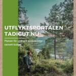 Vandrare med ryggsäck blickar ut över skogsbeklätt landskap med sjö, omgiven av tallar och grönska och tadigut.nu loggan.