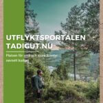 Vandrare med ryggsäck blickar ut över skogsbeklätt landskap med sjö, omgiven av tallar och grönska och tadigut.nu loggan.