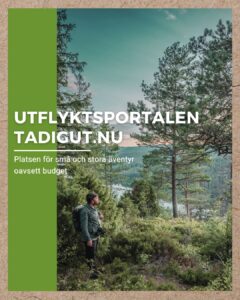 Vandrare med ryggsäck blickar ut över skogsbeklätt landskap med sjö, omgiven av tallar och grönska och tadigut.nu loggan.