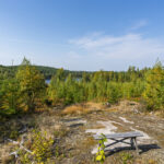 Utsiktsplats vid Amundebo längs Östgötaleden med träbänk, utsikt över sjö och höstfärgad skog i Linköpings kommun