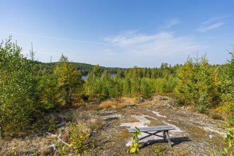 Utsiktsplats vid Amundebo längs Östgötaleden med träbänk, utsikt över sjö och höstfärgad skog i Linköpings kommun