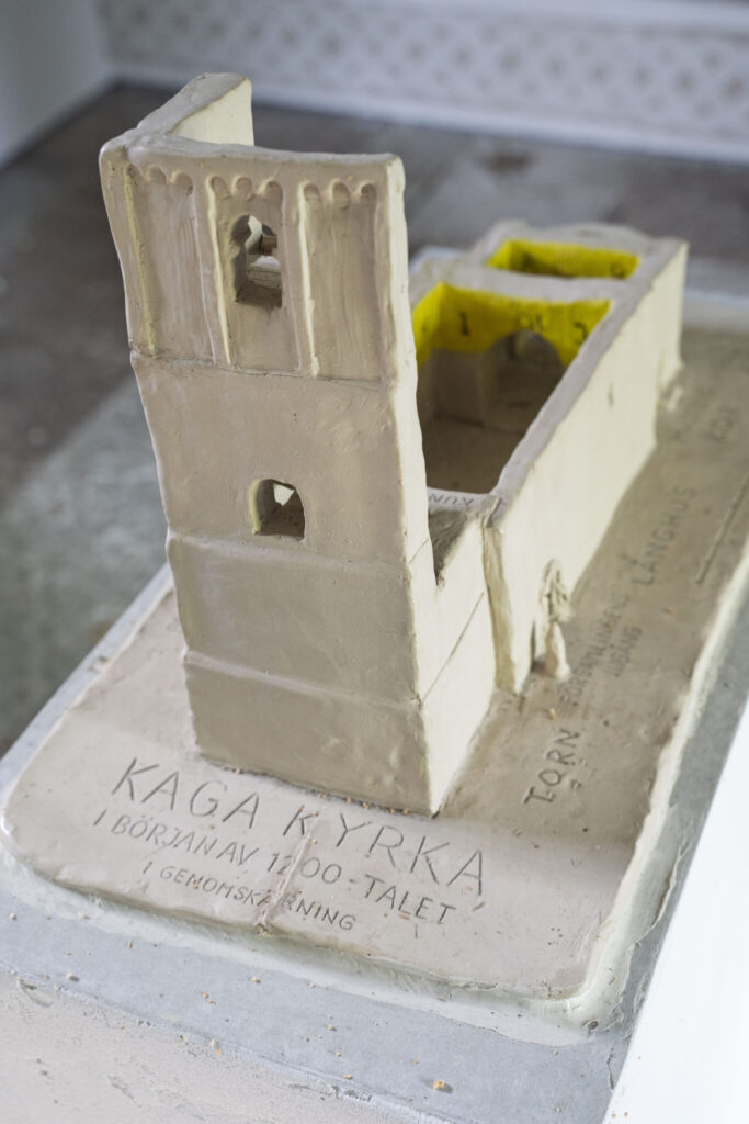 Genomskärningsmodell av Kaga kyrka som den såg ut i början av 1200-talet, med torn och långhus synliga inifrån