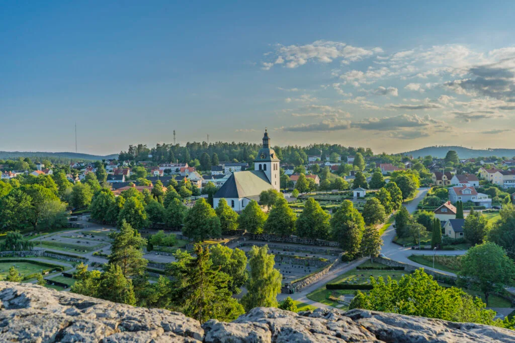Utsikt från Borgarberget över Kisa samhälle med kyrkan från 1200-talet omgiven av grönska, Östergötland.