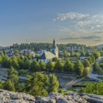 Utsikt från Borgarberget över Kisa samhälle med kyrkan från 1200-talet omgiven av grönska, Östergötland.