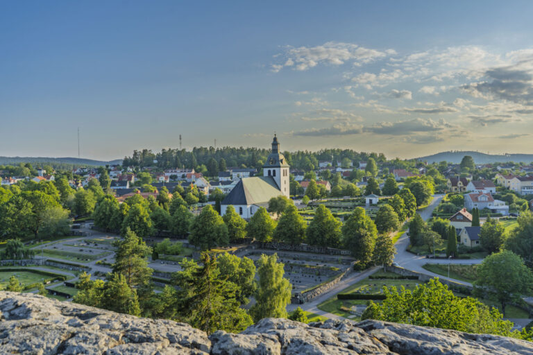 Utsikt från Borgarberget över Kisa samhälle med kyrkan från 1200-talet omgiven av grönska, Östergötland.