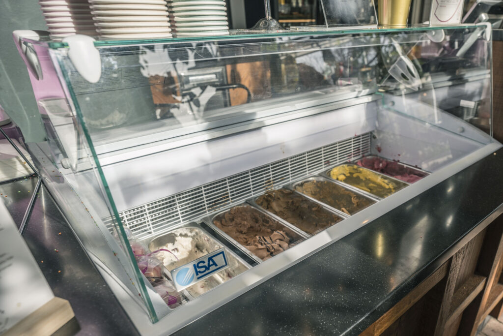 Glassdisk med olika smaker av gelato i en glasmonter inne i Tropikhuset