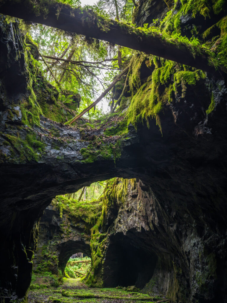 Mossbeklädda bergväggar och gruvöppningar.