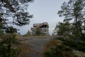 Utsiktstorn av trä på berghäll omgivet av tallar vid Kvädöfjärden i Valdemarsviks kommun.
