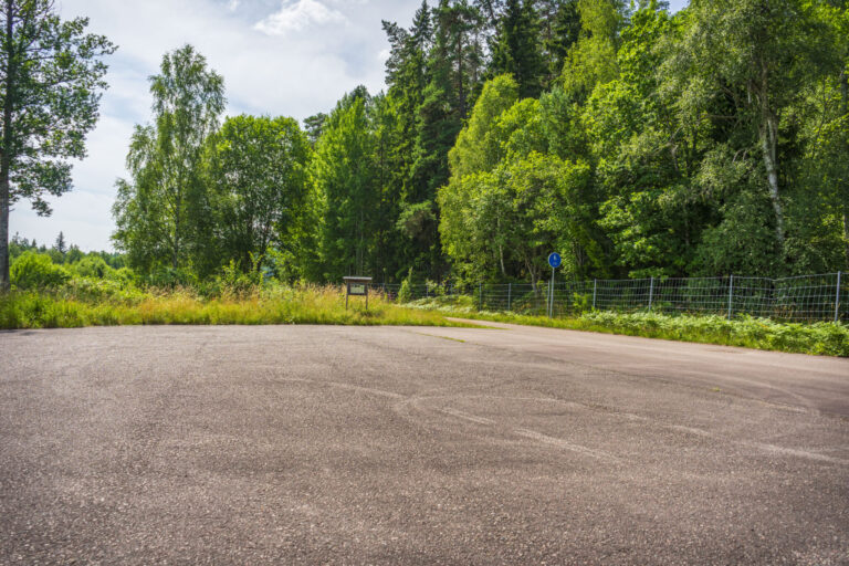 Parkering Holavedens urskog