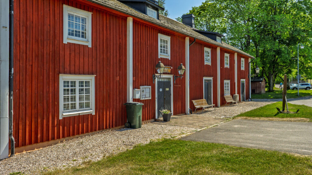 Rödfärgat 1700-tals hamnmagasin med vita fönsterbågar som idag inrymmer Åmåls hembygdsmuseum i Dalsland.