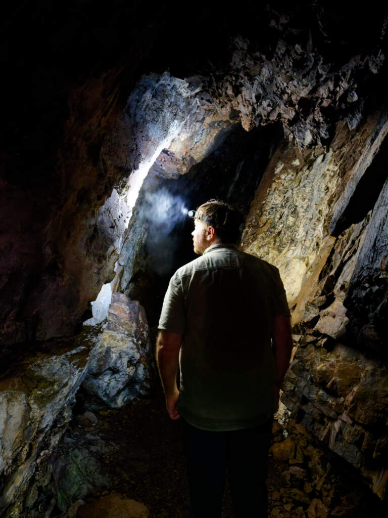 Person med huvudlampa i grotta