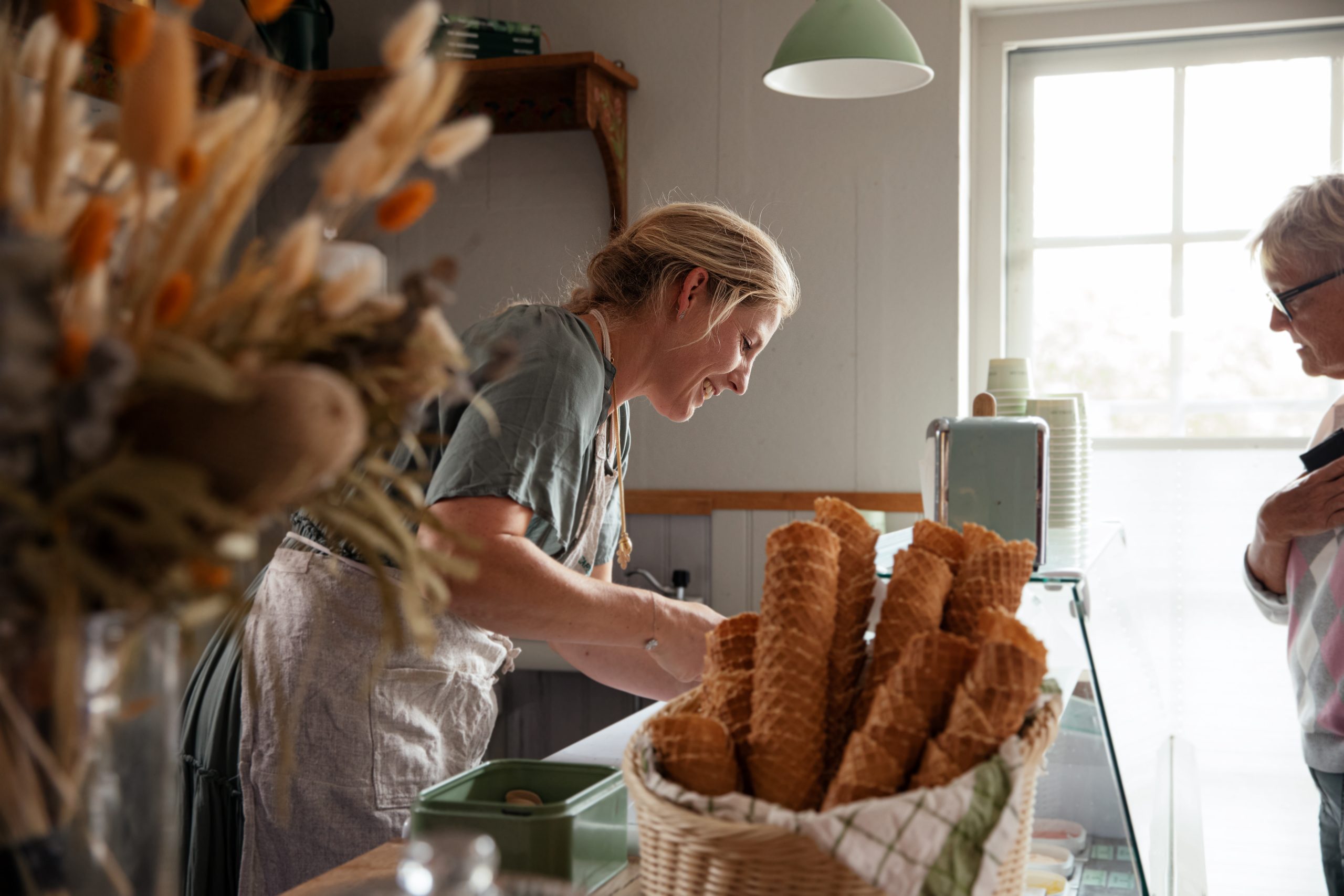 Personal som står och serverar glass på Stafssäter Gårdsglass